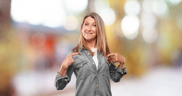 Wanita Cantik Senior Menunjuk Dan Menampilkan Gestur — Stok Foto