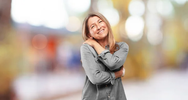 Senior Schöne Frau Ausdruck Von Zufriedenheit — Stockfoto