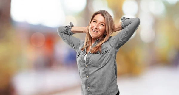 Una Mujer Hermosa Mayor Expresión Satisfacción — Foto de Stock