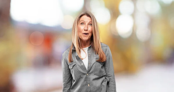 Mulher Bonita Sénior Expressão Surpreendente Chocada — Fotografia de Stock