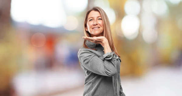 Wanita Cantik Senior Berpose — Stok Foto