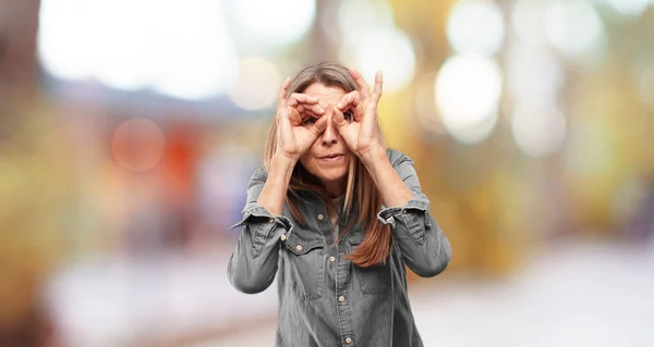 Äldre Vacker Kvinna Titthål Tecken — Stockfoto