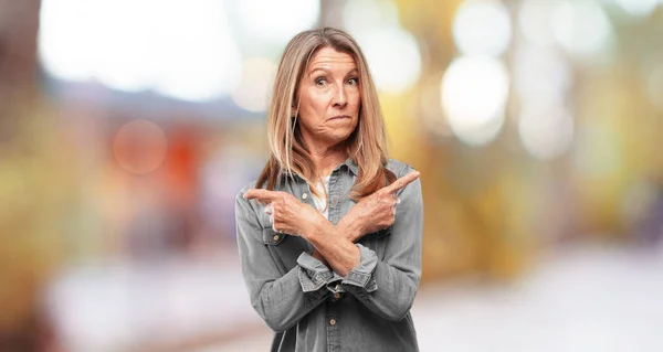 Una Mujer Hermosa Mayor Expresión Confusa —  Fotos de Stock