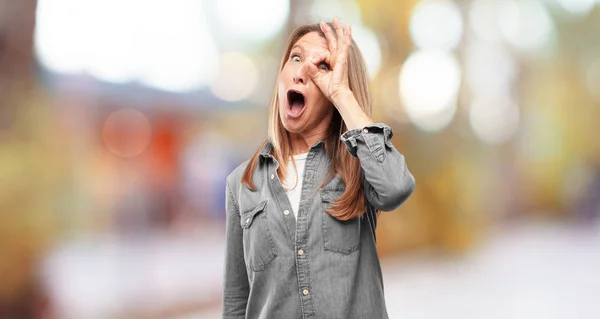 Senior Schöne Frau Guckloch Schild — Stockfoto