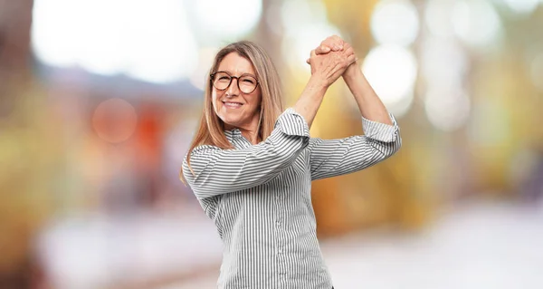 Una Mujer Hermosa Mayor Concepto Signo Triunfo —  Fotos de Stock