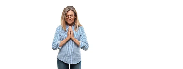 Una Mujer Hermosa Mayor Concepto Oración Zen — Foto de Stock