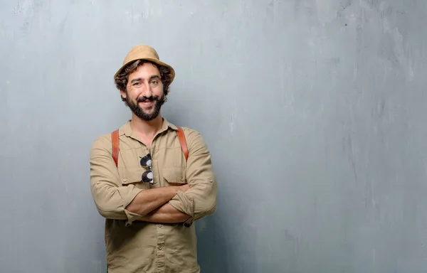 Άνθρωπος Νεαρός Ταξιδιώτης Τουρίστας Ένα Περήφανος Ικανοποιημένος Και Χαρούμενος Βλέμμα — Φωτογραφία Αρχείου
