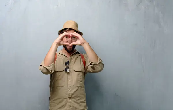 Joven Viajero Hombre Turista Sonriendo Luciendo Feliz Enamorado Haciendo Forma — Foto de Stock