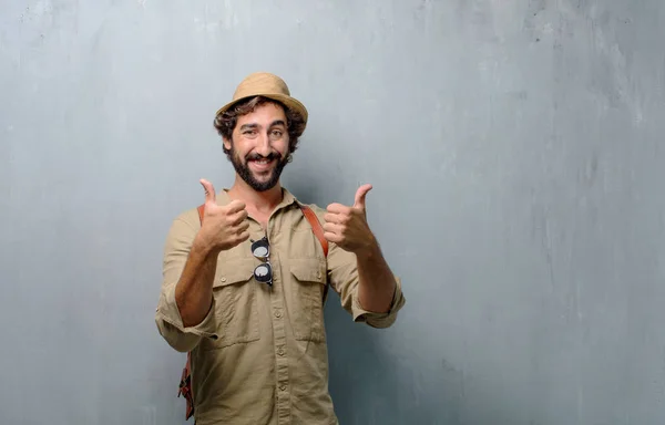 Άνθρωπος Νεαρός Ταξιδιώτης Τουρίστας Ένα Βλέμμα Ικανοποιημένοι Περήφανος Και Χαρούμενος — Φωτογραφία Αρχείου