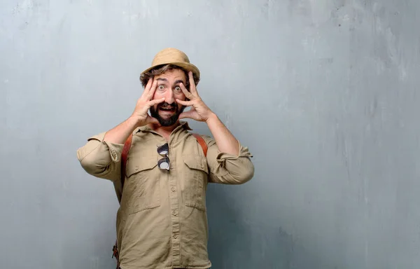 Young Traveler Man Tourist Shouting Crazy Amazed Look Surprise Holding — Stock Photo, Image