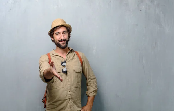 Άνθρωπος Νεαρός Ταξιδιώτης Τουρίστας Ένα Χαμογελαστό Αυτοπεποίθηση Περήφανος Ικανοποιημένος Και — Φωτογραφία Αρχείου