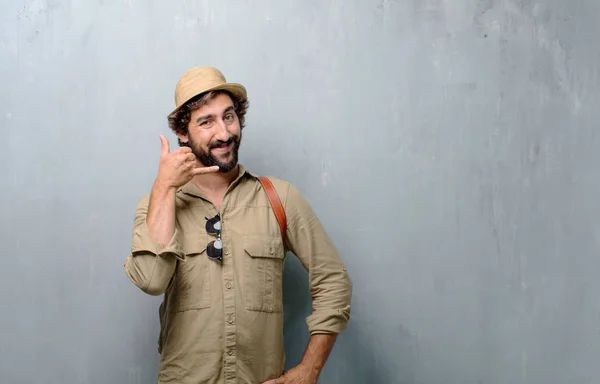 Jonge Reiziger Man Toeristische Maken Van Een Telefoongesprek Gebaar Teken — Stockfoto