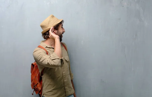 Joven Viajero Hombre Turista Prestando Atención Tratando Escuchar Escuchar Que — Foto de Stock