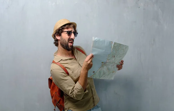 Jovem Viajante Homem Com Mapa Saco Couro — Fotografia de Stock