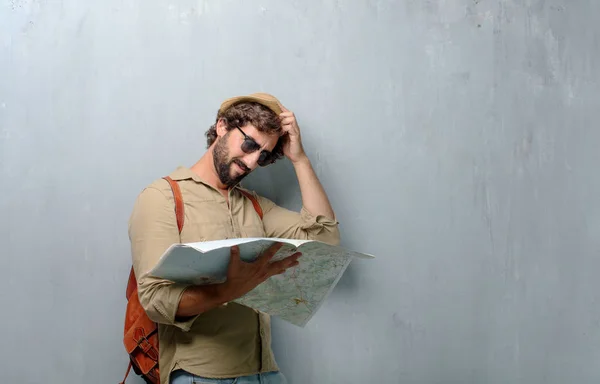 Joven Viajero Hombre Con Mapa Bolsa Cuero — Foto de Stock