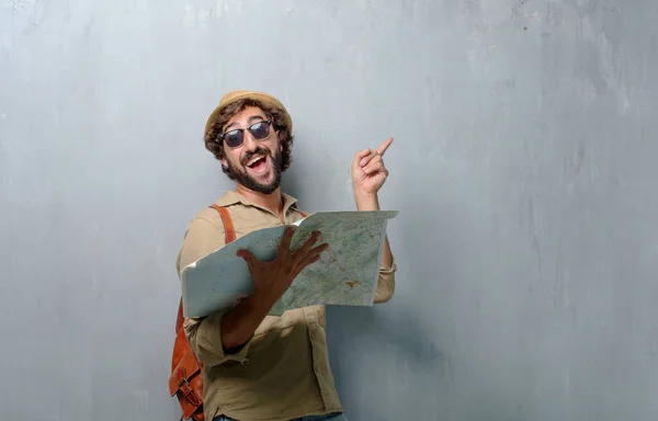 地図と革のバッグを持つ若い旅行者男 — ストック写真