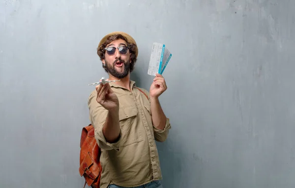 地図と革のバッグを持つ若い旅行者男 — ストック写真