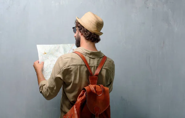 Jonge Reiziger Man Met Een Kaart Lederen Tas — Stockfoto