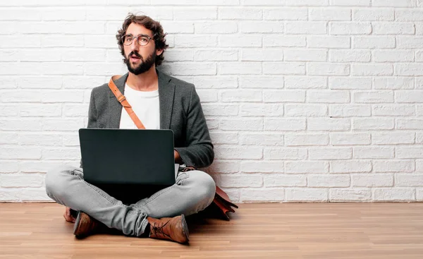 Jovem Empresário Barbudo Sentado Chão Com Laptop — Fotografia de Stock