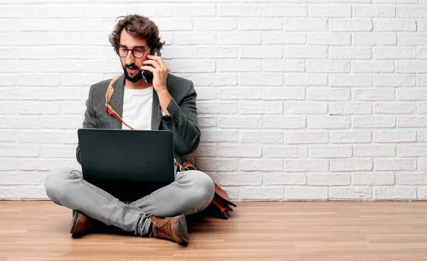 Jovem Empresário Barbudo Sentado Chão Com Laptop — Fotografia de Stock