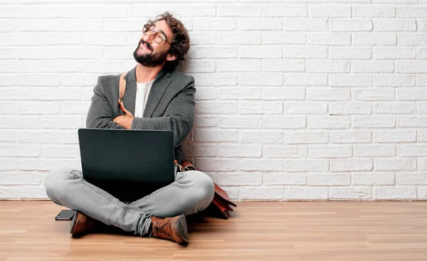 Kameranın önünde bir nesne doğru seyir çarpı işareti, silah ile ayakta, geri vererek katta oturan genç adam. Kızgın, memnun, gurur, düşünceli küstah ifade olabilir.