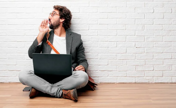 öne eğilerek ve bir sır ile ciddi bir ve sürpriz fısıldayarak katta oturan genç adam yüzünde bak