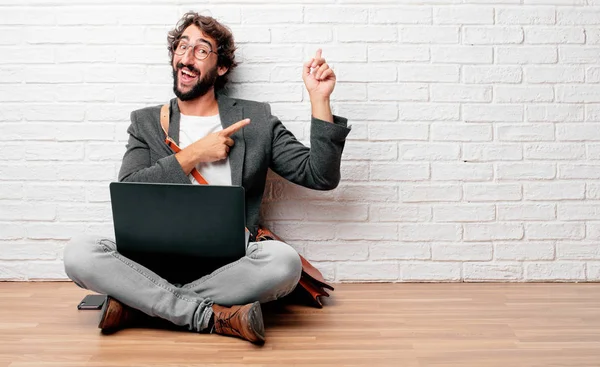 Jonge Man Zittend Vloer Gesturing Overwinning Met Een Blij Trots — Stockfoto