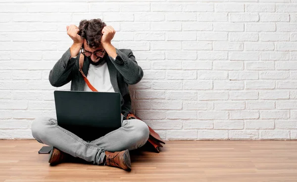 seyir katta oturan genç adam stresli ve sinirli, dehşet ve güvensizlik ifade.