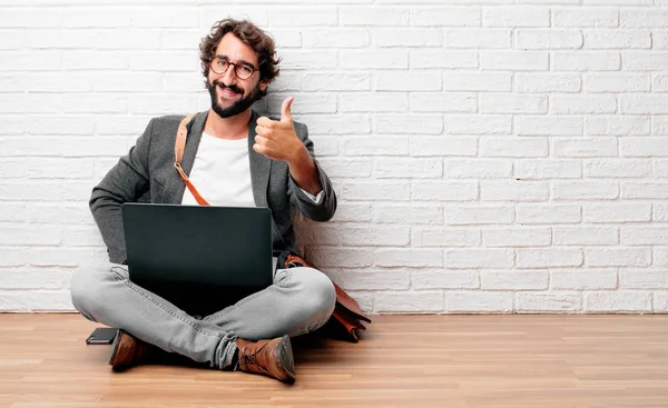 Tamam tek elle sinyal, bir pozitif, gönderme başparmak yukarıya, memnun, gururlu ve mutlu bir bakışla ile katta oturan genç adam 