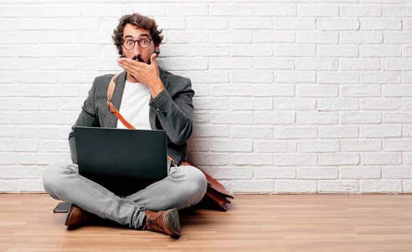 Jonge Man Zittend Vloer Bedekking Mond Met Hand Met Een — Stockfoto