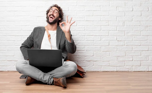 Joven Sentado Suelo Haciendo Gesto Bien Bien Aprobando Con Mano — Foto de Stock