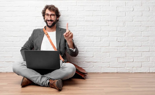 Genç adam gülümseyerek ve memnun ve mutlu, seyir katta oturan tek parmakla sayılması.