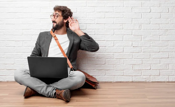 Dikkat, duymak ve ne söylendiğini için dinlemek istiyor, borç verme an kulak katta oturan genç adam.