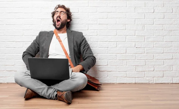 Joven Sentado Suelo Mirando Poco Entusiasta Aburrido Escuchando Algo Aburrido —  Fotos de Stock