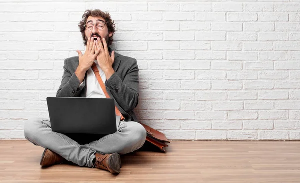 Joven Sentado Suelo Mirando Poco Entusiasta Aburrido Escuchando Algo Aburrido — Foto de Stock