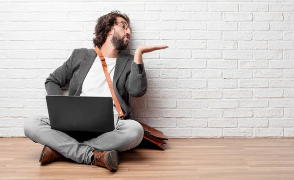 Junger Mann Der Auf Dem Boden Sitzt Und Einen Fliegenden — Stockfoto