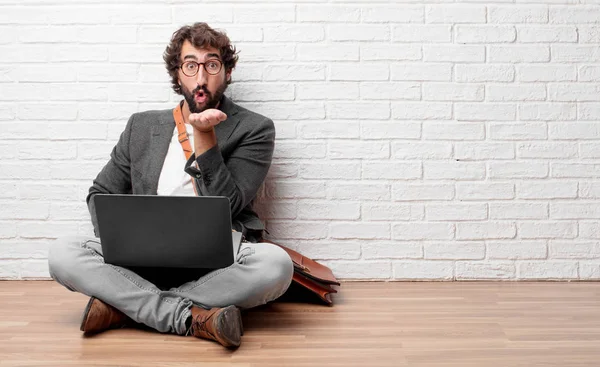 bakım, sevgi ve sevgi gösteren bir uçan gerçek aşk öpücük gönderme katta oturan delikanlı; bir samimi Saint Valentine's mesaj.