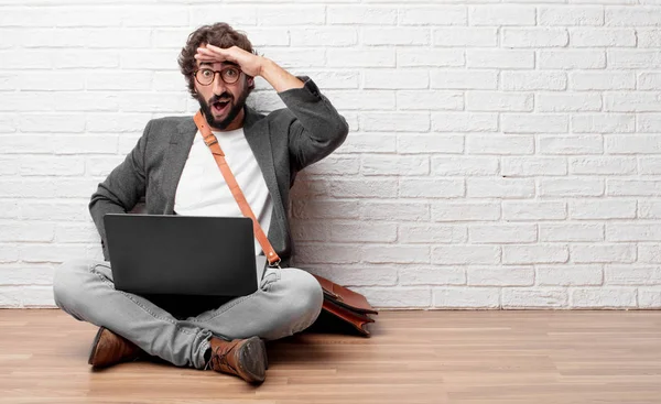 Junger Mann Der Auf Dem Boden Sitzt Und Weit Die — Stockfoto