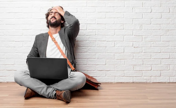 Jonge Man Zittend Vloer Met Een Trieste Blik Van Teleurstelling — Stockfoto