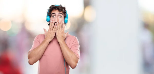 Jonge Bebaarde Man Met Beide Handen Gekruist Voor Mond Zwijgen — Stockfoto