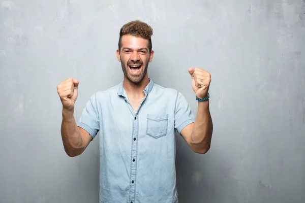 Mladý Pohledný Muž Gesturing Vítězství Šťastní Hrdí Spokojené Pohledem Obličej — Stock fotografie