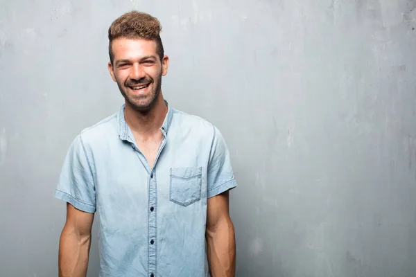 Junger Gutaussehender Mann Lacht Laut Mit Nach Hinten Geneigtem Kopf — Stockfoto