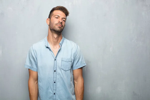 Ung Snygg Man Ser Stressad Och Frustrerad Hålla Båda Händerna — Stockfoto