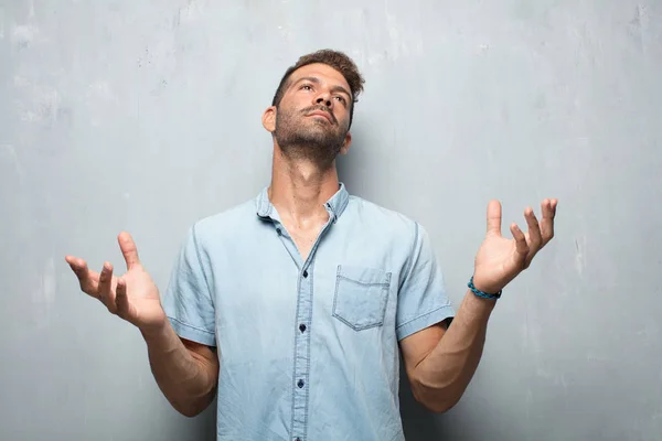 Jonge Knappe Man Die Gestrest Gefrustreerd Zoek Naar Boven Houden — Stockfoto