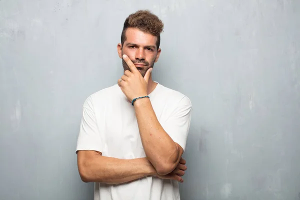 Jeune Homme Beau Avec Regard Confus Réfléchi Regardant Côté Pensant — Photo