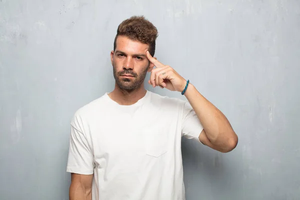 Joven Hombre Guapo Concentrándose Duro Una Idea Con Una Mirada — Foto de Stock