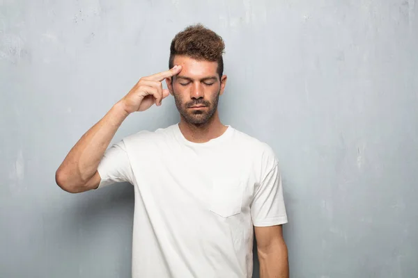 Joven Hombre Guapo Concentrándose Duro Una Idea Con Una Mirada —  Fotos de Stock