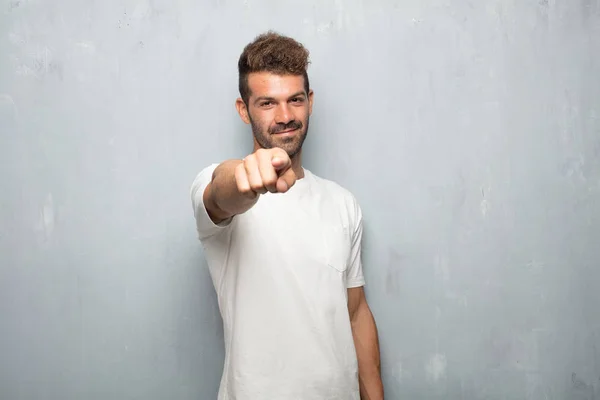 Jonge Knappe Man Gelukkig Lacht Wijzen Naar Voren Kiest — Stockfoto