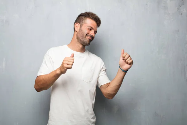 Jonge Knappe Man Glimlachend Dansen Leuke Levendige Disco Muziek Zoek — Stockfoto