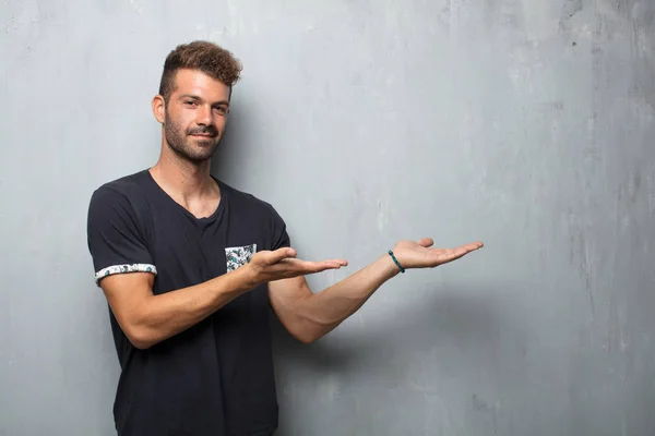 Junger Gutaussehender Mann Lächelt Mit Zufriedenem Gesichtsausdruck Und Zeigt Ein — Stockfoto